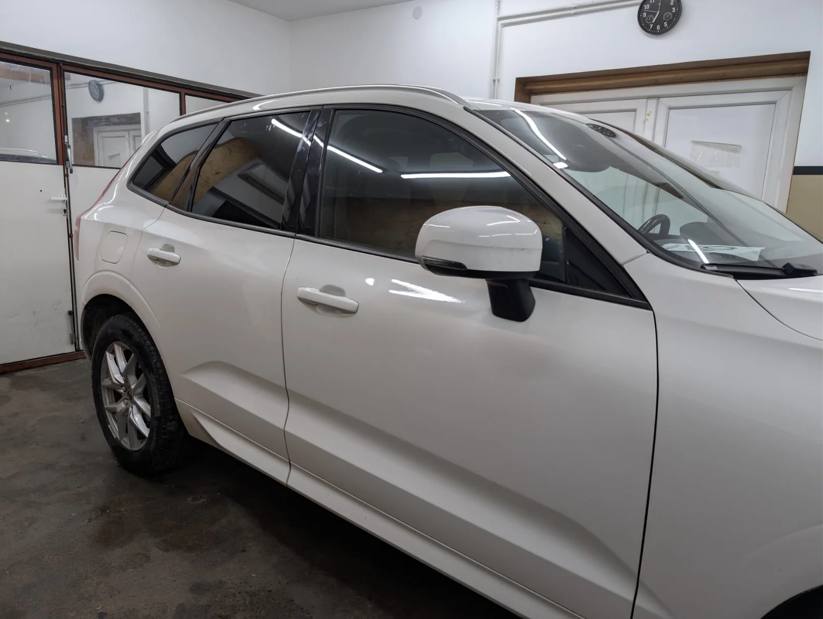 Beli Volvo sa zatamnjenim bočnim staklima